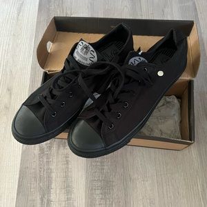 New in box Dunlop black sneakers size 7.5 women’s